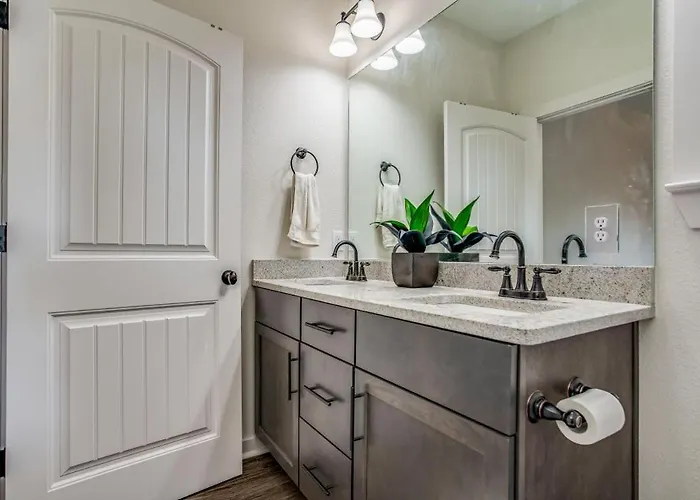 Flow Bungalow-mins To Downtown-dining-base Holiday home *
