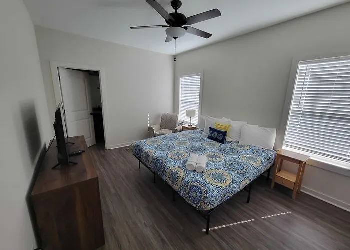 Flow Bungalow-mins To Downtown-dining-base Holiday home Pensacola