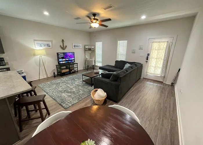 Flow Bungalow-mins To Downtown-dining-base Holiday home Pensacola