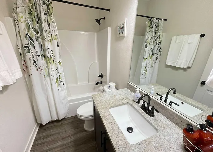 Holiday home Flow Bungalow-mins To Downtown-dining-base
